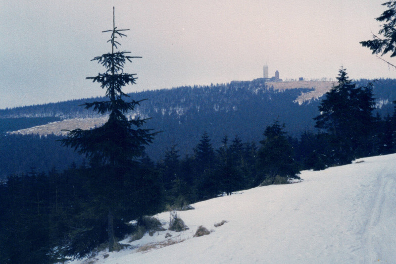 Blick auf das Gipfelhaus des Fichtelberges in Sachsen