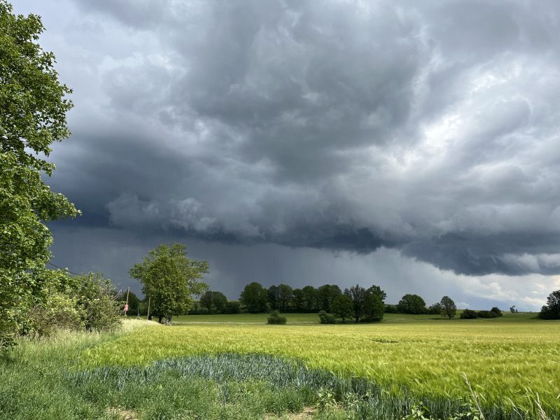 Gewitterwolken und Donnergrollen