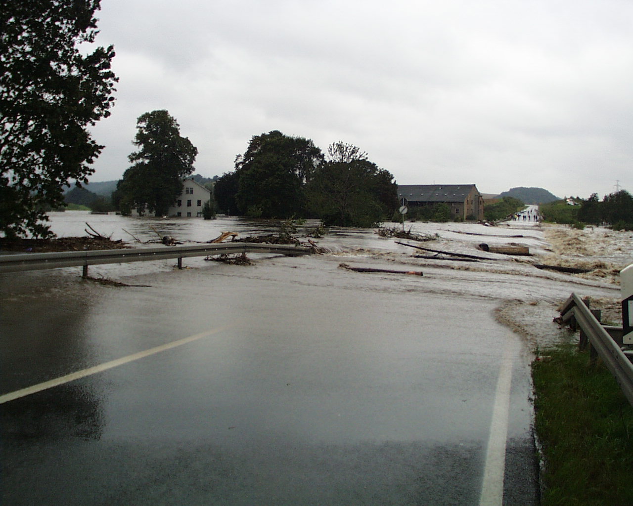 B175 zwischen Schweta und Töpeln, überflutet beim Hochwasser am 13.08.2002