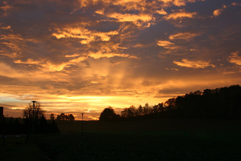von der Morgensonne angestrahlte Wolken in Döbeln-Wöllsdorf