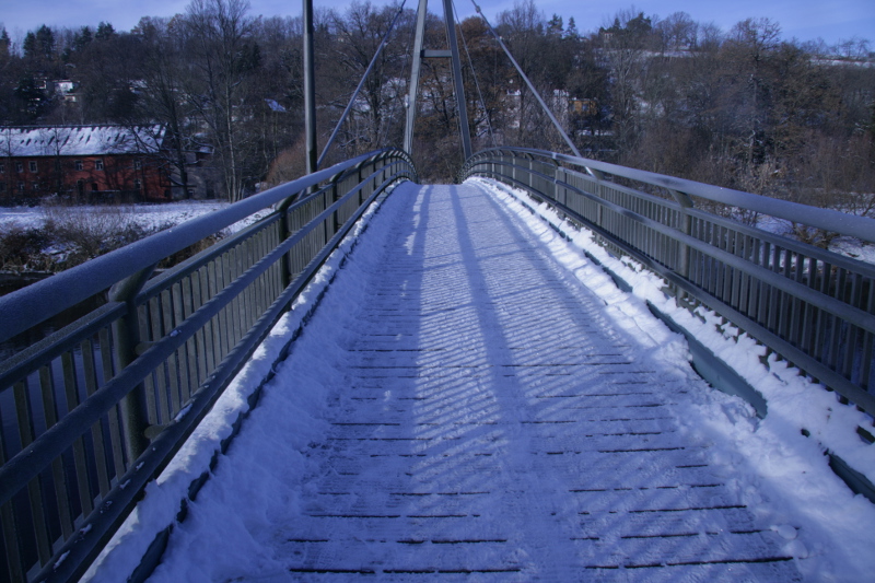 Hängebrücke über die Zschopau in Wöllsdorf im Winter